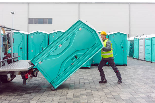 Porta potty delivery and setup in Lakewood Clu, MI